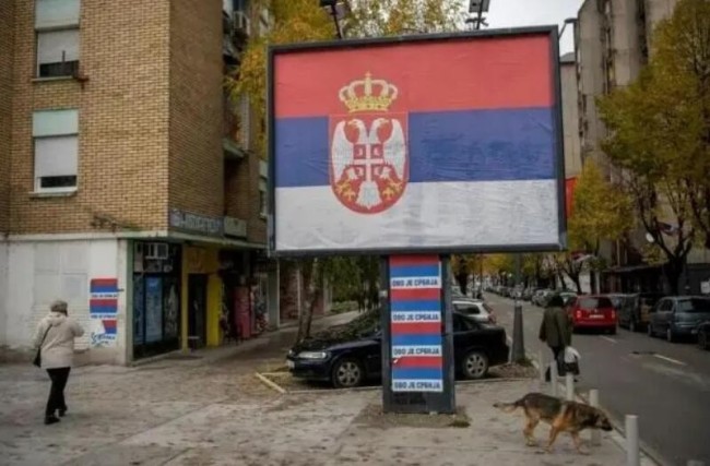 科索沃北部地区一处塞尔维亚国旗广告牌，上面文字写着“这里是塞尔维亚” 图源：BBC