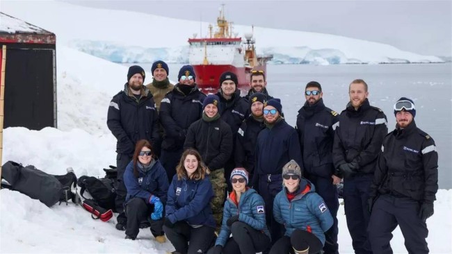 英海军从南极积雪中挖出最偏远邮局