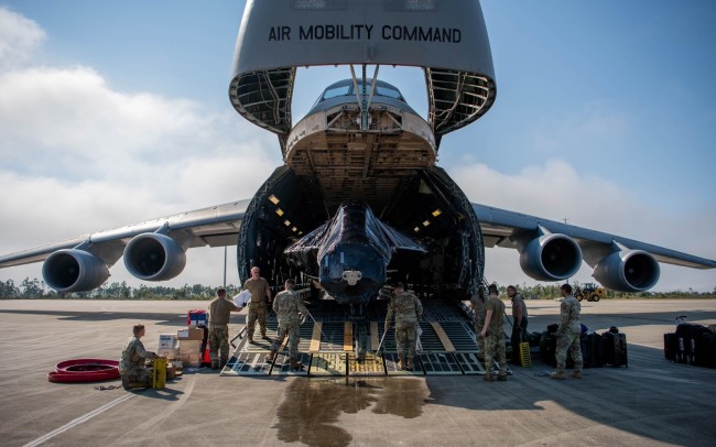 美军使用C-5运输机打包运输F-22战机