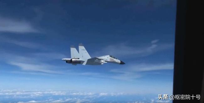 中国战机挂弹“危险拦截”美军机？美媒：视频不是这样的啊