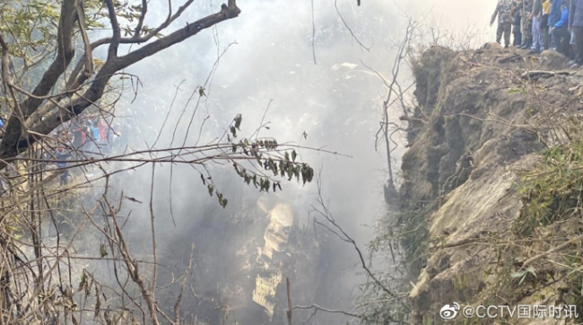 尼泊尔一载72人客机坠毁 现场曝光 救援人员已经乘直升机前往现场