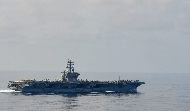 美国海军迪卡特号驱逐舰逼近南沙群岛 不排除会进行“闯岛”式航行自由行动