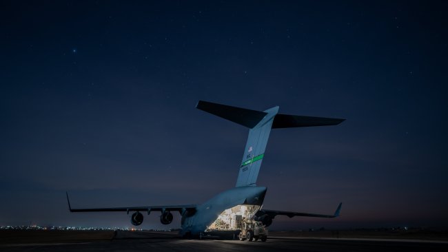 美军C-17秘密飞入叙利亚卸下军事装备