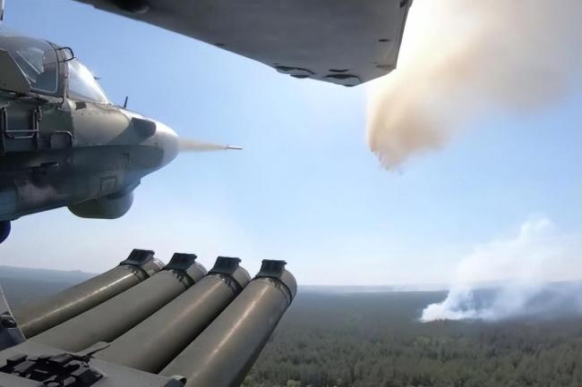 俄空防被突破，无人机挂载100公斤高爆弹，飞到莫斯科旁凌空爆炸