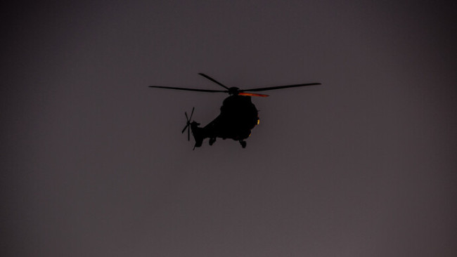 美军“黑鹰”直升机在高速公路坠毁 现场浓烟滚滚“无人生还”