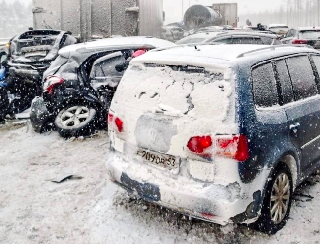 俄罗斯一地32车连环相撞 事故造成1人死亡 恶劣天气是导致本次事故发生的主要原因