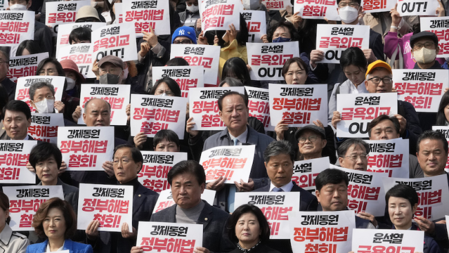 韩总统尹锡悦向日本国旗低头鞠躬画面引争议 前官员痛批：“荒谬可笑”