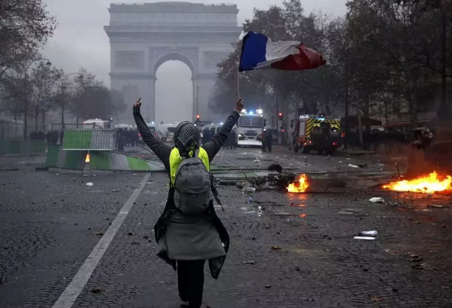 巴黎在燃烧！ 法国强推延迟退休引冲突 示威人群到处纵火