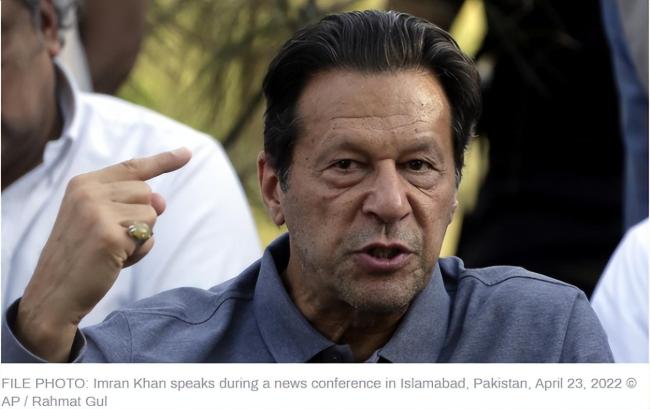 支持者在法院外与警方发生冲突，巴基斯坦前总理被控恐怖主义罪名