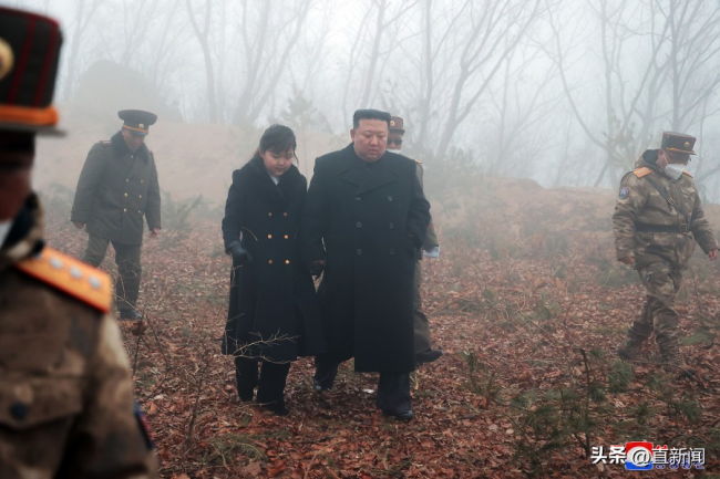 核反击训练现场 金正恩携女儿观看