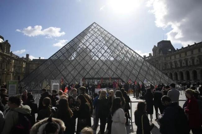 法国反退休改革抗议持续，卢浮宫入口被堵，引发游客不满