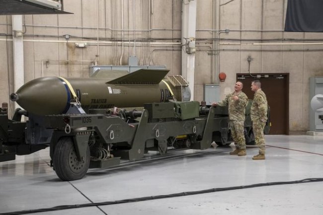 美军巨型钻地弹需要特制拖车运输