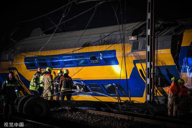 荷蘭一列客運火車脫軌，已造成1人死亡30余人受傷