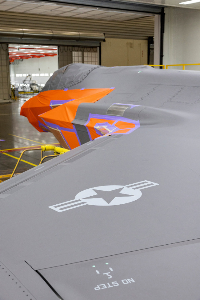 实拍美军F35战斗机涂装作业