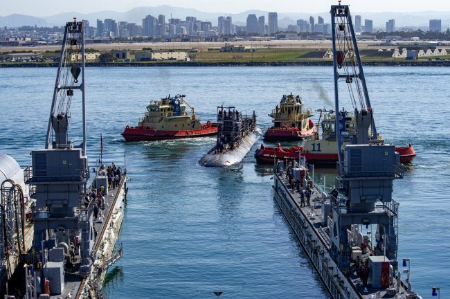 美军攻击核潜艇完成维护离开船坞