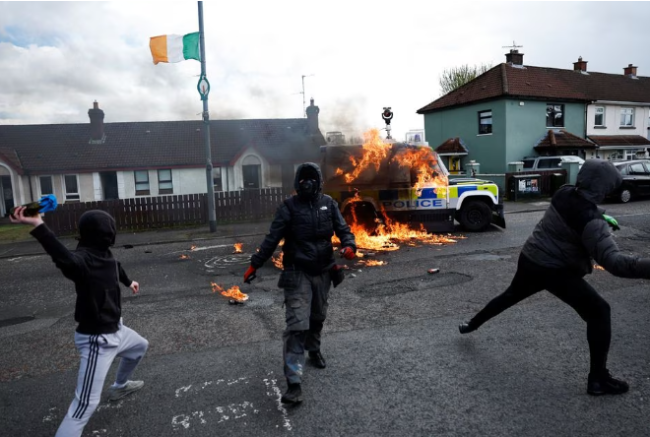 拜登访问前一天，北爱尔兰发生暴力冲突：抗议者向警车投掷汽油弹