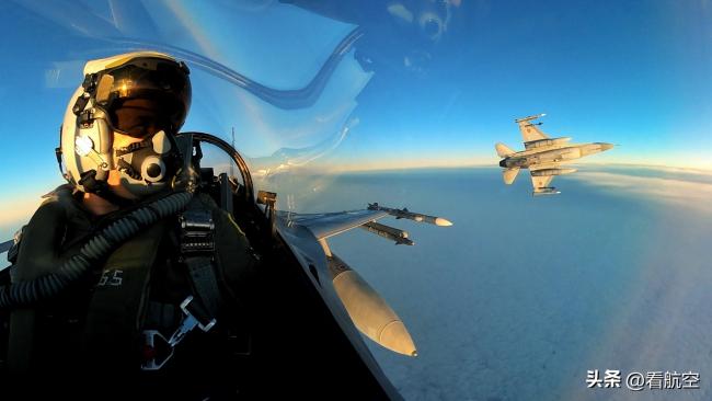 罗马尼亚F-16战斗机拦截两架俄战斗机