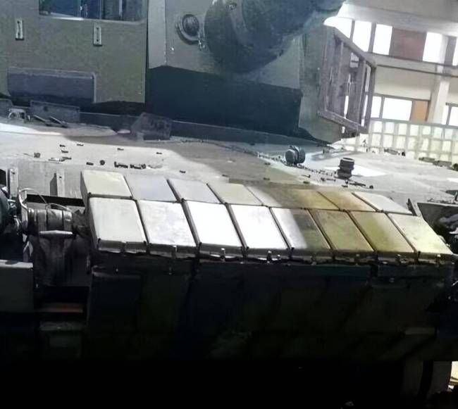 乌克兰为“豹2”主战坦克加挂反应装甲。