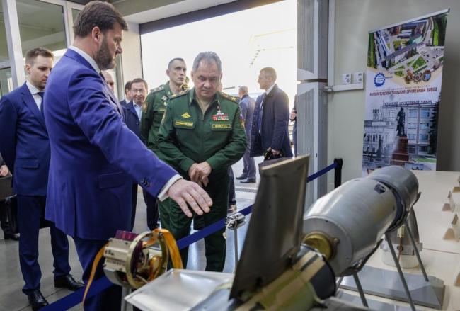 俄罗斯国防部长视察图拉州军工厂 参观火箭炮生产车间