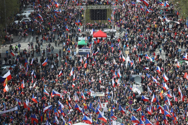 捷克首都又爆发数千人游行：抗议高通胀，要求亲西方政府下台