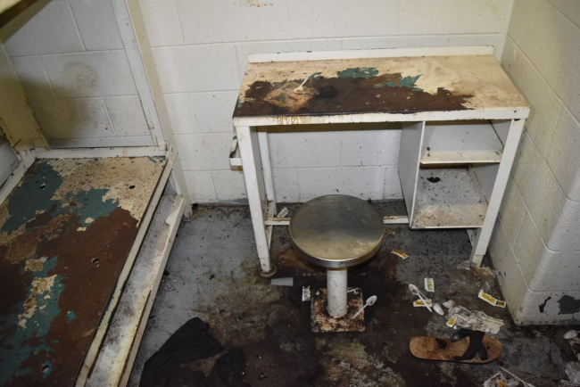 美国一男子狱中被虫子“活活咬死”，监狱：会改进环境问题