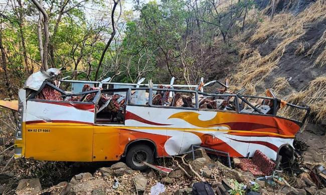 印度大巴掉入峡谷致13死29伤，大多数遇难乘客都是来自孟买的音乐剧团的成员