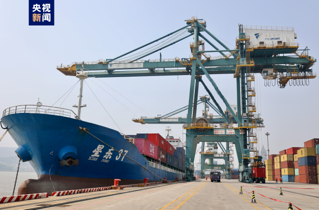 福厦首条海峡快线开通，满载货物从福州海盈码头驶往厦门港海天码头