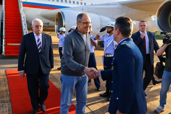 俄罗斯外长拉夫罗夫访问巴西，穿牛仔裤运动鞋抵达机场