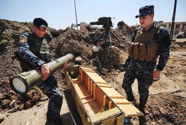 2017年4月17日，在伊拉克摩苏尔，伊拉克安全部队士兵搬运反坦克导弹新华社/法新