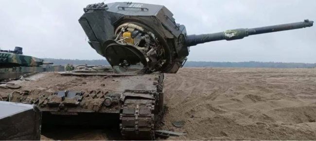 慘！烏軍“豹2A4”坦克“頭首分離”
