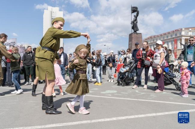 5月9日，在俄罗斯符拉迪沃斯托克，身穿模仿二战时期苏军军服的市民在广场上跳舞。