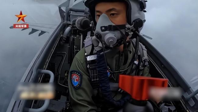 燃油不足还遭遇雷暴天气歼16飞行员临危不乱只靠仪表成功盲降