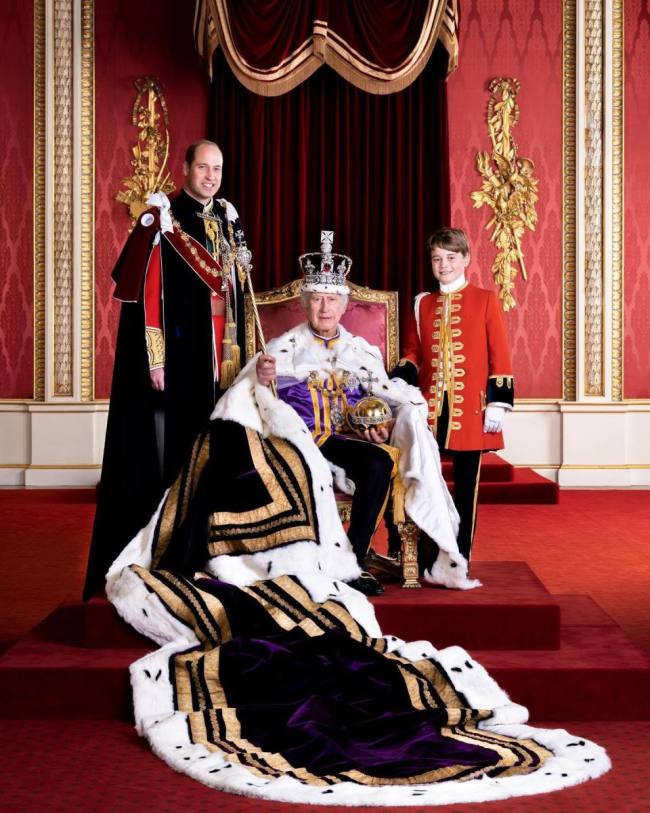 英王室發布三代同堂照！查爾斯手捧寶球嚴肅，威廉喬治微笑站左右