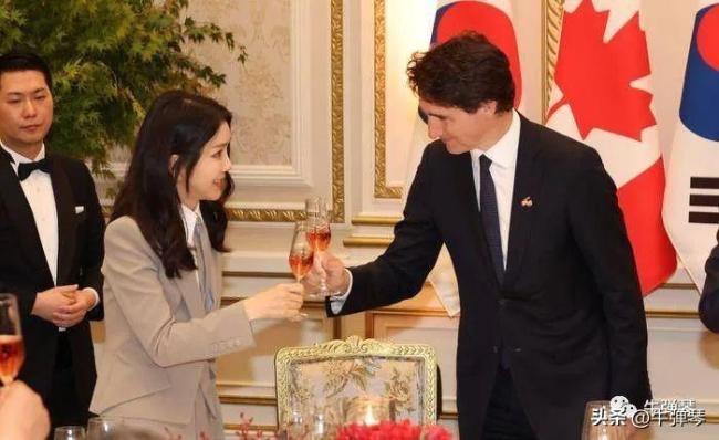 戏剧性的一幕 加拿大和韩国的领导人 真喝上了交杯酒