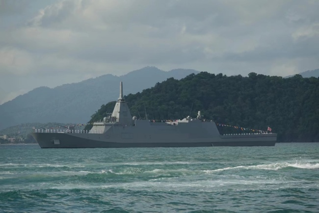 此次兰卡威防务展，日本海上自卫队派出了一艘“最上”级隐身导弹护卫舰。本文图均为黄国志图