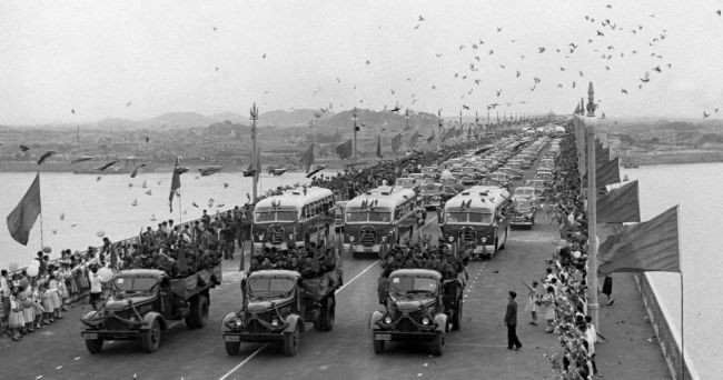 ▲1957年10月15日，“一五计划”重点建设工程——武汉长江大桥举行通车典礼。