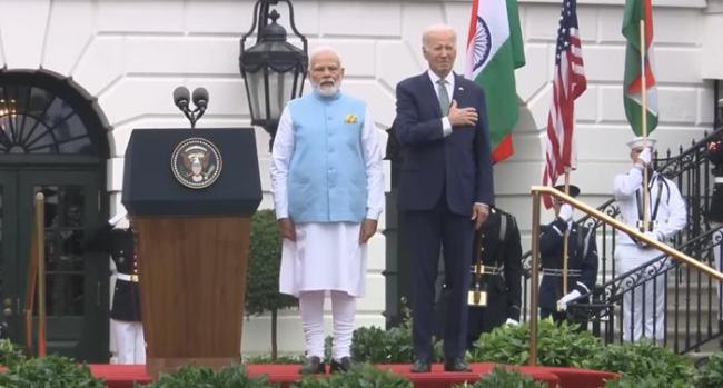 拜登弄混印度和美国国歌 而当他看起来意识到这个问题时，印度又缓又缓缓将手放下
