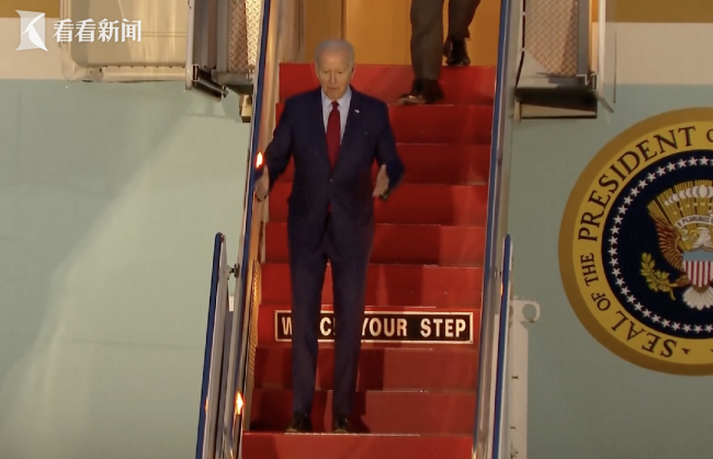 拜登抵达伦敦走下专机 再次做出令人迷惑的动作脚下 楼梯用大写字母印着“小心脚下” 