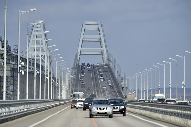 俄媒：克里米亚大桥交通因“紧急情况”中断