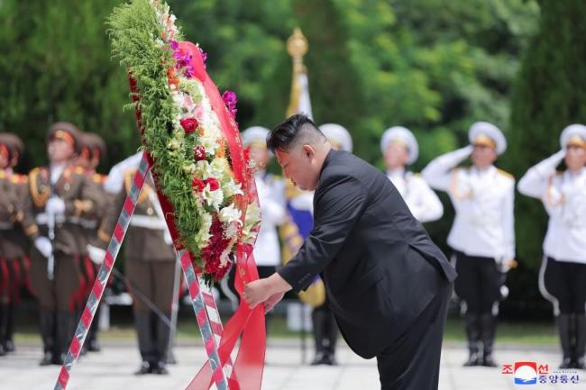 金正恩拜谒中国人民志愿军烈士陵园