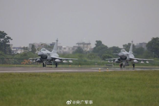 現場大圖！東部戰區演訓多機編組掛載實彈