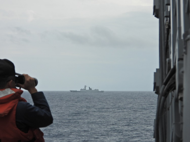 解放军军舰抵近台舰画面 这是对“台独”分裂势力与外部势力勾连挑衅的严重警告