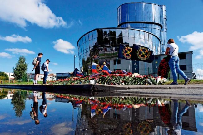 8月26日，俄罗斯圣彼得堡，一些民众在瓦格纳总部大楼前为普里戈任献上鲜花。图/视觉中国