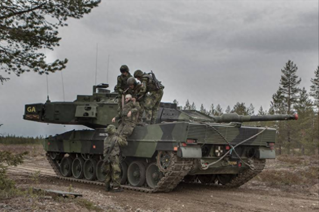 瑞典向乌克兰移交10辆主战坦克