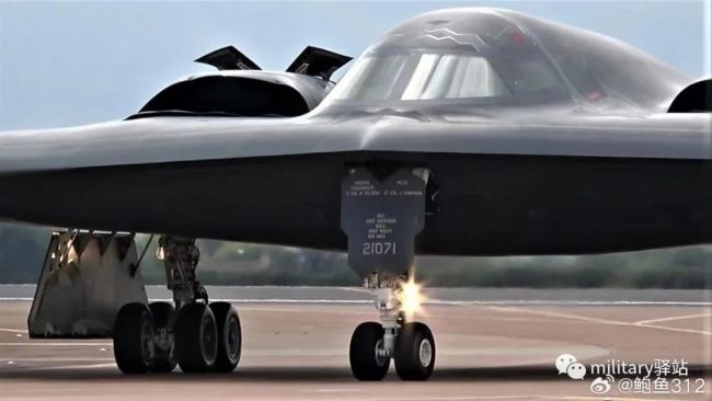 B-21已首飞，轰-20还远吗
