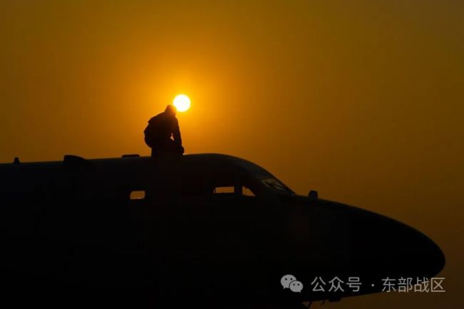 来了！东部战区陆海空军新年开飞高燃画面