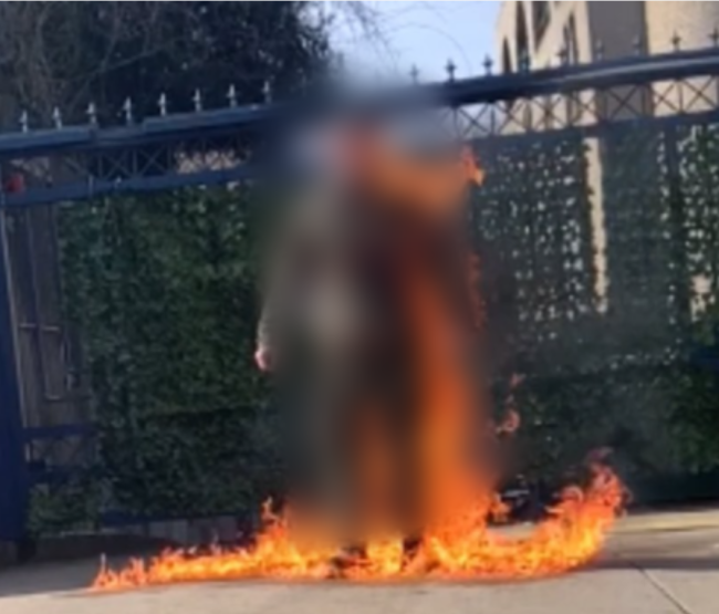突发！一“美军军官”在以色列大使馆前自焚