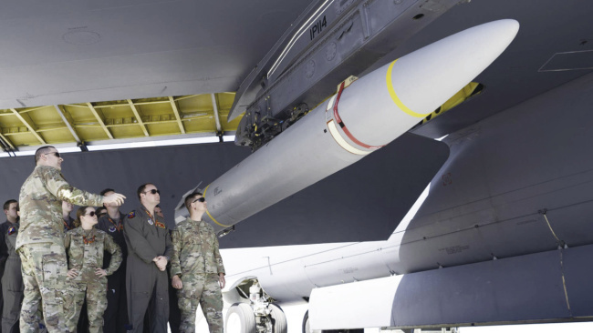 美轰炸机挂高超音速导弹现身关岛，专家：不止有“向中国示威”潜在含义