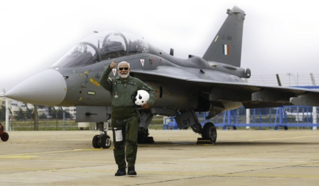 “不坏金身”告破！“光辉”战机坠毁令印度空军尴尬，莫迪曾乘坐升空