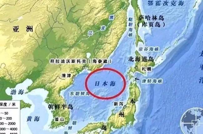 苏-30战机伴飞!两架俄轰炸机在日本海中立水域上空完成例行飞行_军事